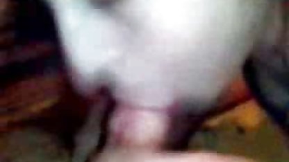 El esposo mira con placer a su no mujeres gordibuenas teniendo sexo joven esposa, quien con sus labios de trabajo agarró la dura polla de un joven amigo y apesta.