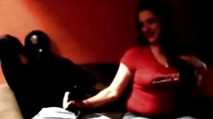 Joven morena de xxx gordibuenas mexicanas grandes tetas se masturba con un consolador negro.