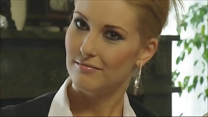 Rubia hizo una videos xxx gordibuenas mamada a su amante en el jardín.