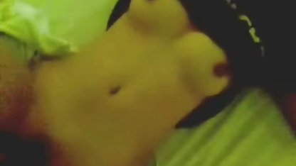 Linda perra acaricia su xnxx gordi buenas coño mojado