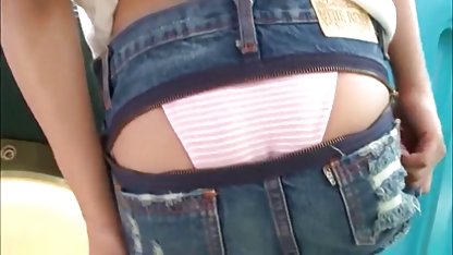 Morena jugosa con tetas gordibuenas espiadas pequeñas, culo apretado, empuja apasionadamente su coño caliente