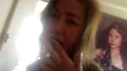 Morena entrometida acaricia la polla gordibuenas en tacones de su cliente con sus manos