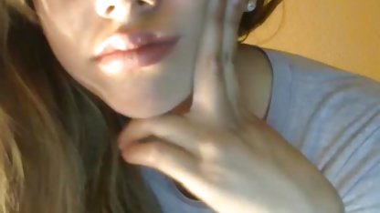 Una mujer bonita con grandes porn gordibuenas tetas se sienta en la polla de un hombre en el interior de la cocina. Ella abre sus piernas y muestra su coño, y en el momento en que la folla, sus tetas tiemblan y se balancean en diferentes direcciones.