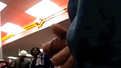 Un xxx gordibuenas culonas kachek planta la polla en el ano del segundo para que gime dulcemente.