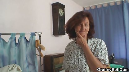 La perra aprieta la videos de gordibuenas gratis polla con ambas manos y lo chupa.