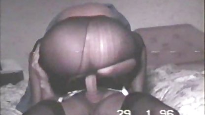 Chica joven y blanca ama la cogiendo gordibuena polla negra.