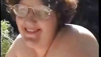 Rubia chupando gordibuenas cachondas en la piscina