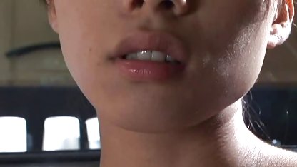La chica dulce se ha desvestido, se ha recostado en el sofá y se dedica a acariciar su clítoris húmedo y gordibuenas violadas los labios húmedos.