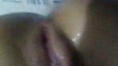 La belleza gordibuenas sexo casero acaricia su consolador peludo.