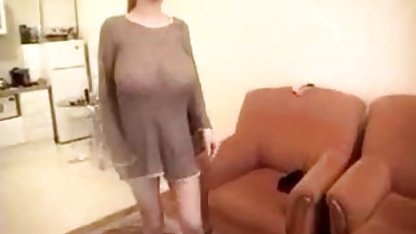 Jap obligó a cogiendo con la gordibuena su esposa a quitarse las bragas y comenzó a nadrachivat su clítoris