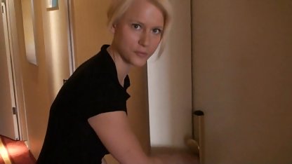 Níger está sentado gordi buenas xnxx cómodamente en la silla y se sacude su enorme polla