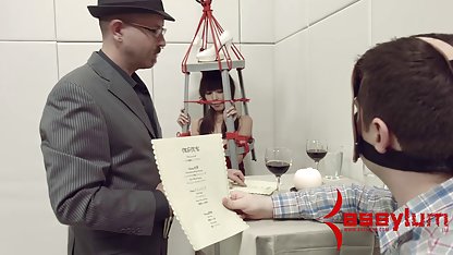 Corriendo desnuda por la cocina, la ágil rubia vertió aceite en su cuerpo y sacudió sus pechos frente a su amante, videos de sexo con gordibuenas este espectáculo sexual no dejó al hombre indiferente, empujó a la perra, extendió sus labios sexuales y profundamente plantado.