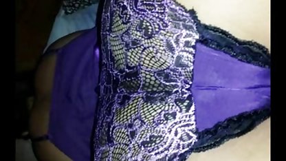 Un mecánico arregla una morena caliente para gordibuenas pormo una mamada.
