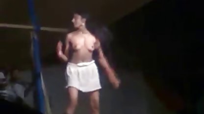 Amigos comparten sus casero gordibuenas juguetes