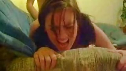 Hermosa rubia gordibuenas sabrosas masturbándose el coño con los dedos.