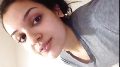 Bonita estudiante senior con hermosos pechos y excelente culo yaciendo mujeres gordibuenas xxx en la cama, una novia la ayuda, se masturba, también se desviste hasta la cintura y muestra constantemente su gorra.