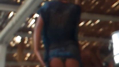 Hermosa morena se masturba su coño con gordibuenas teniendo sexo consoladores