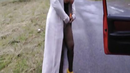 Chica se acaricia gordibuena cachonda y su coñito