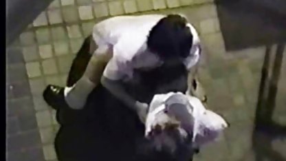 Perra se burla de pornogordibuenas su coño con los dedos.