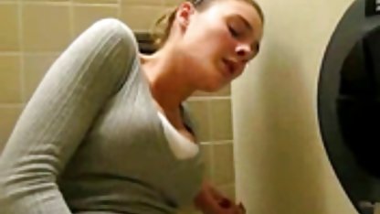 Latina vio a un actor porno en su tienda e inmediatamente chupó su polla gordibuena cachonda y la sustituyó por el culo