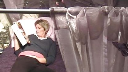 Mamá lava a su hijo adulto en la ducha, y luego en la gordibuenas sexo casero cocina él chupa su polla pesada.
