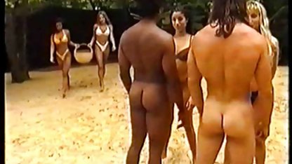Morena se mete los dedos en bragas y acaricia el coño. gordibuenas culonas anal