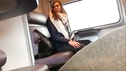 Morena en gordibuenasfollando el sofá acaricia su coño