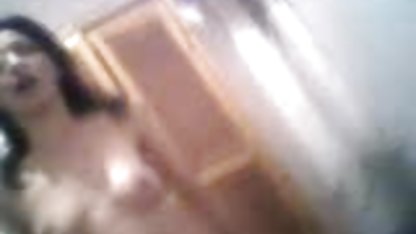 Mamá gordibuena con dildo caliente folla joven amante