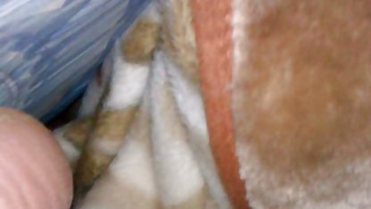 Chica sexy en una cogiendo a una gordibuena mini falda y sin bragas en un café