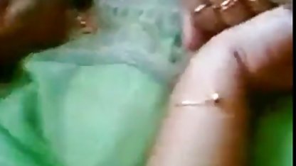 Dos perras abren sus piernas y ponen a sus perros debajo del miembro caliente del colombianas gordibuenas macho.