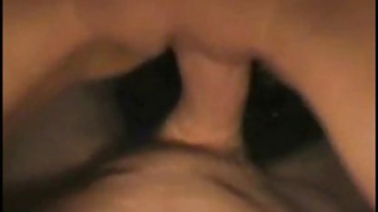 Slut se inicia masturbándose con un consolador de vidrio largo, y luego un hombre gordibuenas calientes lujurioso se le acerca, agarrando su cabello y poniendo su boca en su pene levantado.