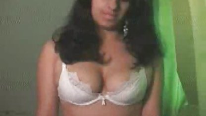 Perra se inclinó gordibuenas haciendo el amor y mostró su coño desnudo.