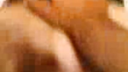 Perra con coño peludo follada en dos gordibuena con dildo troncos