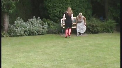 Negro con celulitis en rollos no se avergüenza en absoluto de caminar después de bajar las bragas. Su follador negro pone su polla gorda gordi buenas xnxx en su coño coño y lo sopla en la naturaleza