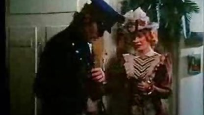 Bonita morena lleva un gordibuenas eyaculando kombez rosa, calado.