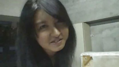 Joven estudiante se sacude la cogiendo gordibuena polla de su amiga con sus pies