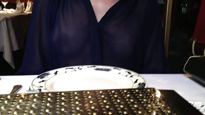 El tipo se masturba y se videos pornos con gordibuenas corre en el pecho