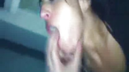Para empezar, se acostará entre las piernas de la niña, se excitará y solo después de anal con gordibuenas eso insertará una larga polla en su coño, de la cual terminará la perra.