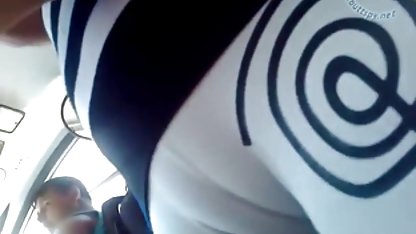 Mamá sexy con grandes tetas y medias de red se folla a gordibuenas haciendo sexo sí misma con una gruesa polla de goma