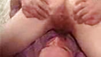 MILF madura gordibuenas morenas en medias negras masturba su coño peludo