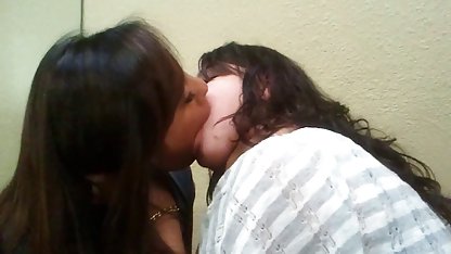 En un amateur gordibuenas baño cerrado chupa polla japonesa