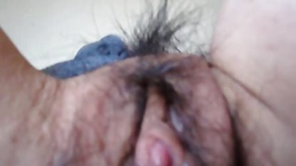 Jovencita tetona follando con su novia gordibuena tetona infiel madura en medias