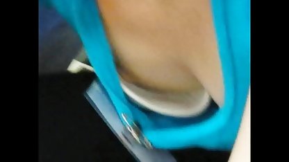 Morena se arrastra por videos xxx gordibuenas el suelo y muestra su coño.