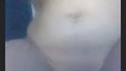 Bebé con enormes pechos se gordibuenas xx acaricia a sí misma.