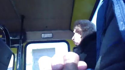 Dos perras jóvenes saltan sobre gordibuenas haciendo sexo pollas y comparten esperma