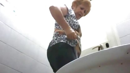 La perra está tan emocionada que se quita los pantalones de su hijo de puta en el estacionamiento y comienza a chuparle la polla y gordibuenas sexo el coño que pueden atraparla.