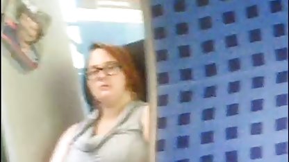 El marido y no se da cuenta de que su esposa perra se sacude en gordibuenas sexis el baño