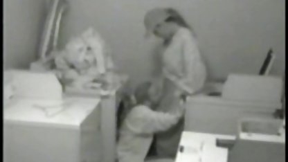 Marido filmó a su pequeña niña cogiendo con la gordibuena en el baño.