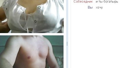 Al ver el delicioso culo de una joven videos de gordibuenas desnudas vendedora, el tipo no puede contenerse y comienza a patearla en la tienda, a la belleza no le importa que la gorra la lije