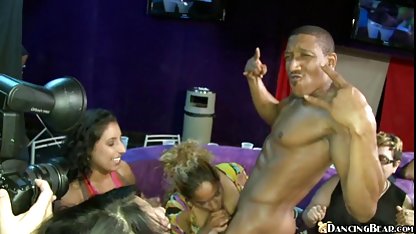 Chica caliente toma el gordibuenas camara oculta control de una rubia sexy